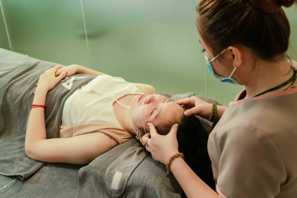 Tại Spa - Hồng Tú